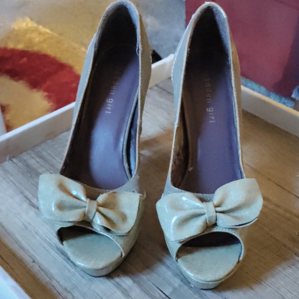 Madden Girl size 9 M Gray suede